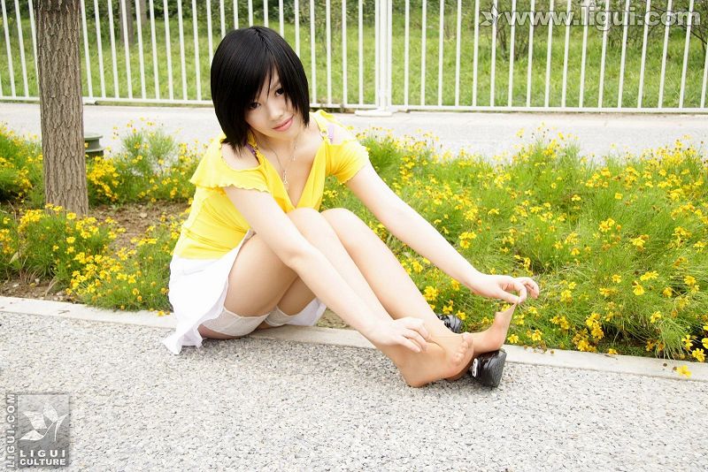 [Ligui丽柜美腿]2009.03.04 可爱美女草地上展现多姿美腿 Model 幕子-芒果图库