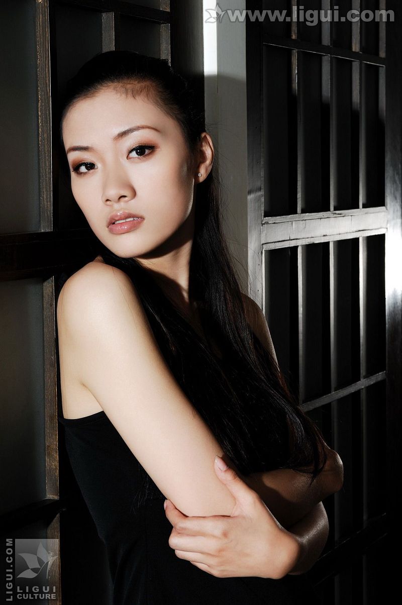 [Ligui丽柜美腿]2009.10.26 黑暗中的诱惑身躯 Model 廖梦茜-芒果图库
