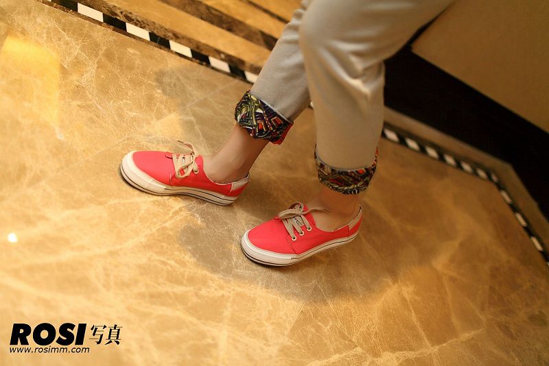 图片[2]-[ROSI美女图]2012.11.01 2012光棍节特别篇 小莉高清写真套图-芒果图库